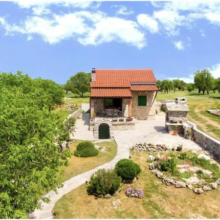 2 Bedroom Stunning In *